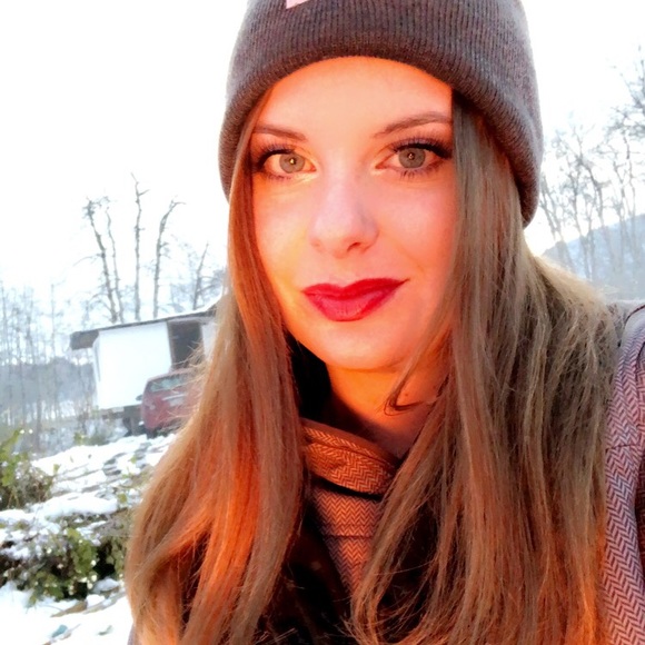 Meet your Posher, Stephanie - Picture 1 of 1